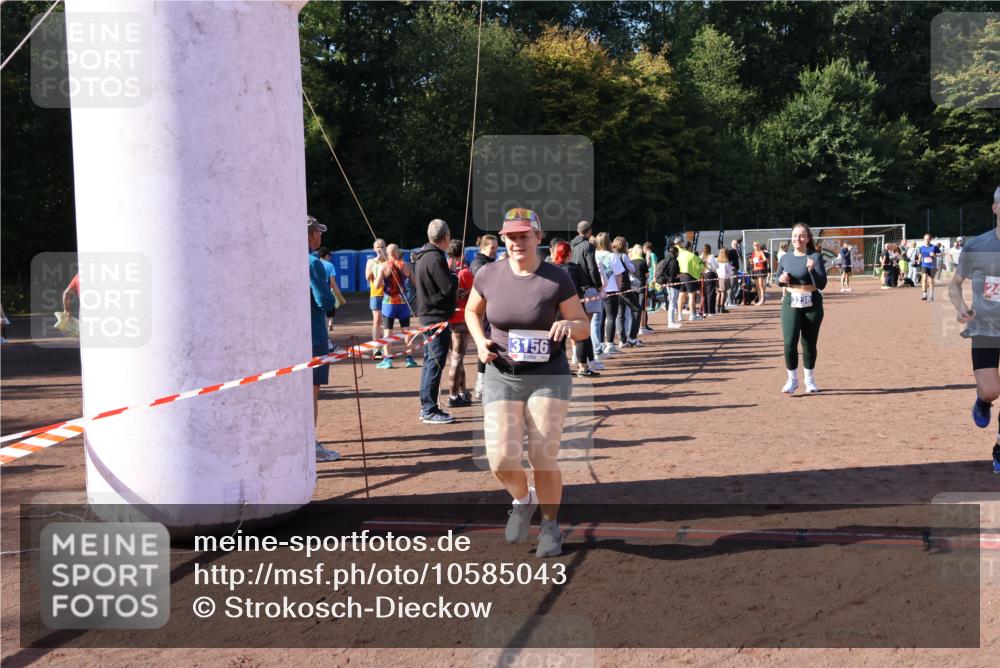 27.09.2026 - 35. Volkslauf durch das schöne Alstertal Strokosch-Dieckow http://msf.ph/oto/10585043 27.09.2026 11:49:59 Ziel 1544, 2422, 3156, 3238 meine-sportfotos.de