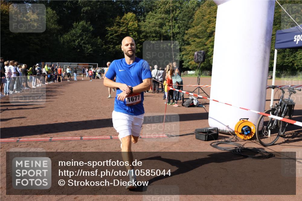27.09.2026 - 35. Volkslauf durch das schöne Alstertal Strokosch-Dieckow http://msf.ph/oto/10585044 27.09.2026 11:48:31 Ziel 1491, 1677, 2980 meine-sportfotos.de