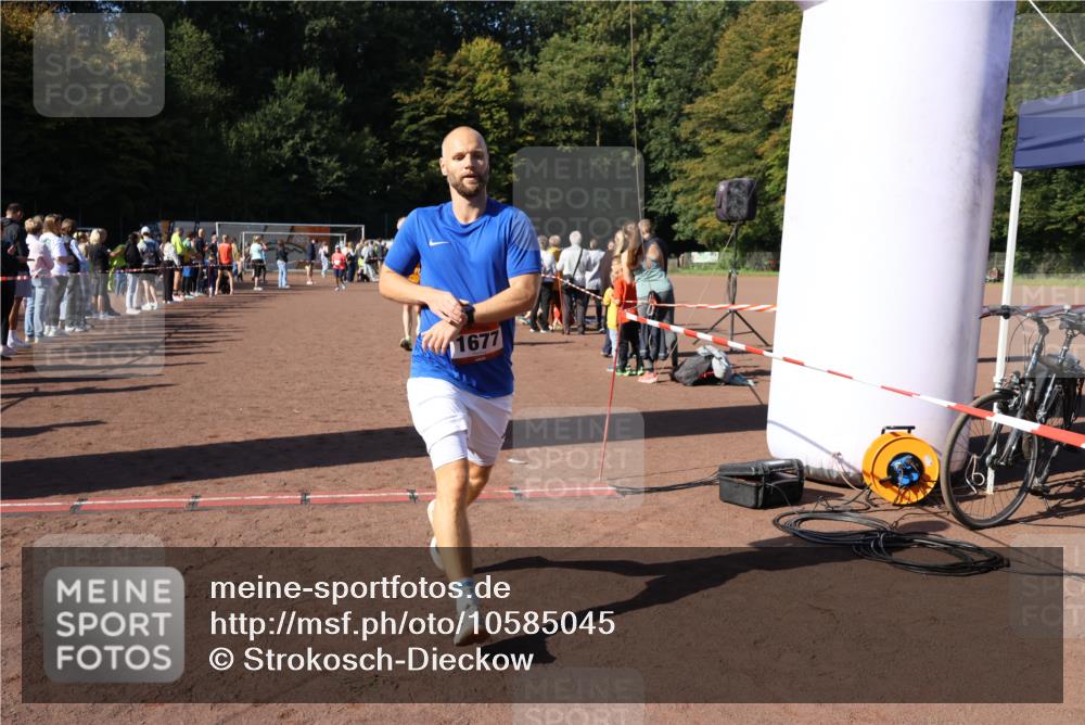 27.09.2026 - 35. Volkslauf durch das schöne Alstertal Strokosch-Dieckow http://msf.ph/oto/10585045 27.09.2026 11:48:31 Ziel 1491, 1677, 2980 meine-sportfotos.de