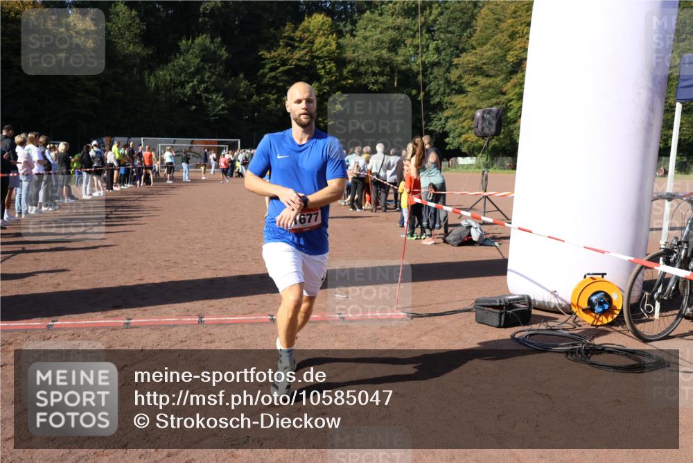 27.09.2026 - 35. Volkslauf durch das schöne Alstertal Strokosch-Dieckow http://msf.ph/oto/10585047 27.09.2026 11:48:31 Ziel 1491, 1677, 2980 meine-sportfotos.de