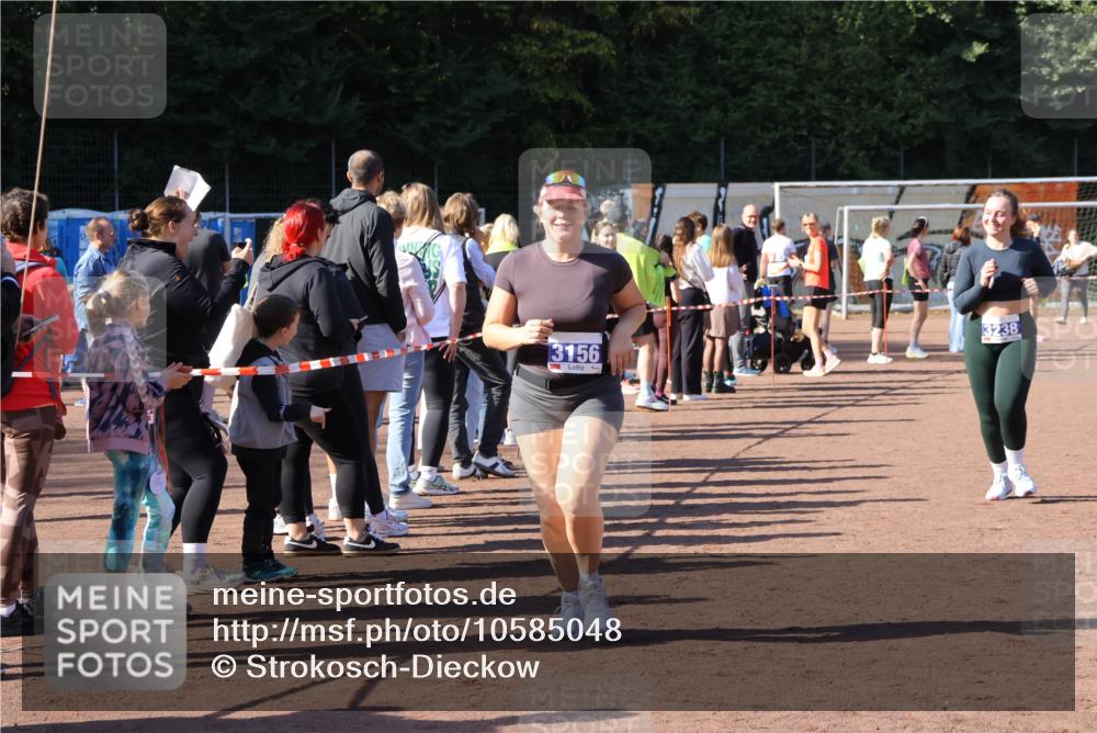 27.09.2026 - 35. Volkslauf durch das schöne Alstertal Strokosch-Dieckow http://msf.ph/oto/10585048 27.09.2026 11:49:58 Ziel 2422, 3156, 3238 meine-sportfotos.de