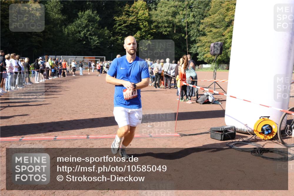27.09.2026 - 35. Volkslauf durch das schöne Alstertal Strokosch-Dieckow http://msf.ph/oto/10585049 27.09.2026 11:48:31 Ziel 1491, 1677, 2980 meine-sportfotos.de