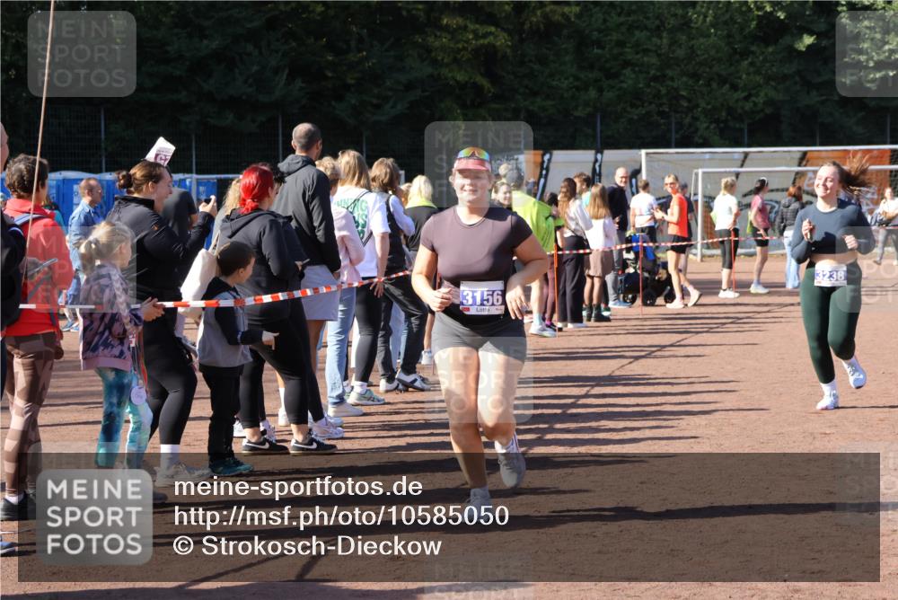 27.09.2026 - 35. Volkslauf durch das schöne Alstertal Strokosch-Dieckow http://msf.ph/oto/10585050 27.09.2026 11:49:57 Ziel 2422, 3156, 3238 meine-sportfotos.de