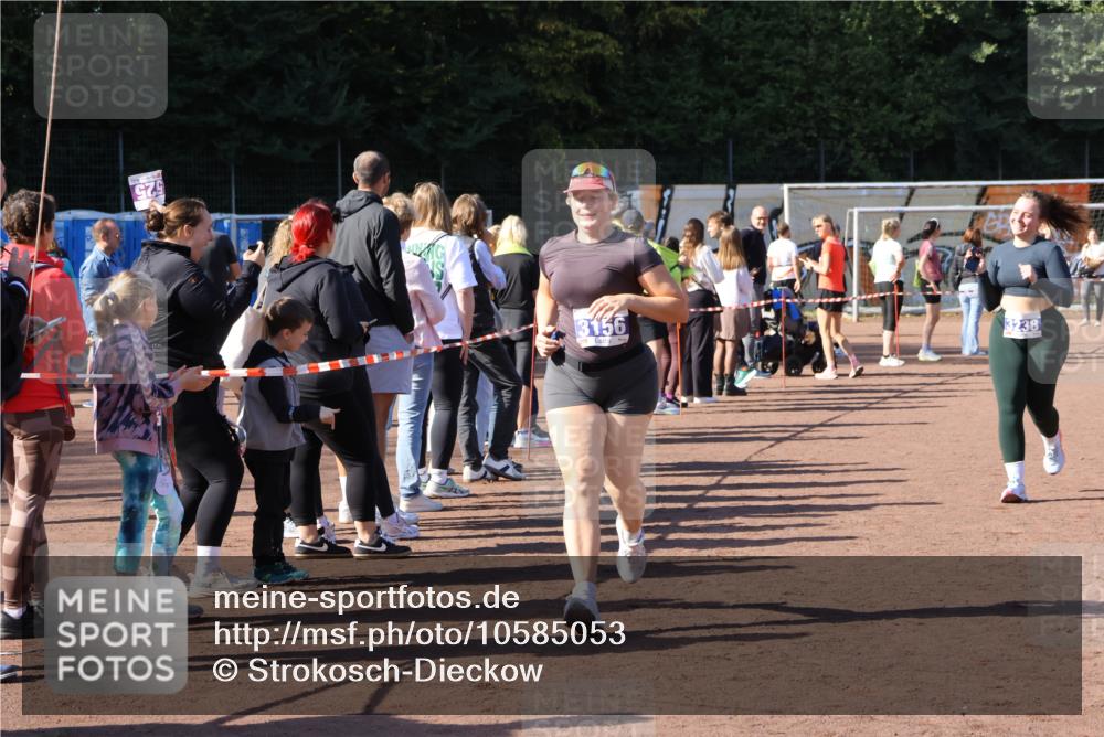 27.09.2026 - 35. Volkslauf durch das schöne Alstertal Strokosch-Dieckow http://msf.ph/oto/10585053 27.09.2026 11:49:57 Ziel 2422, 3156, 3238 meine-sportfotos.de