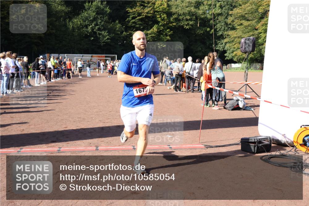 27.09.2026 - 35. Volkslauf durch das schöne Alstertal Strokosch-Dieckow http://msf.ph/oto/10585054 27.09.2026 11:48:31 Ziel 1491, 1677, 2980 meine-sportfotos.de
