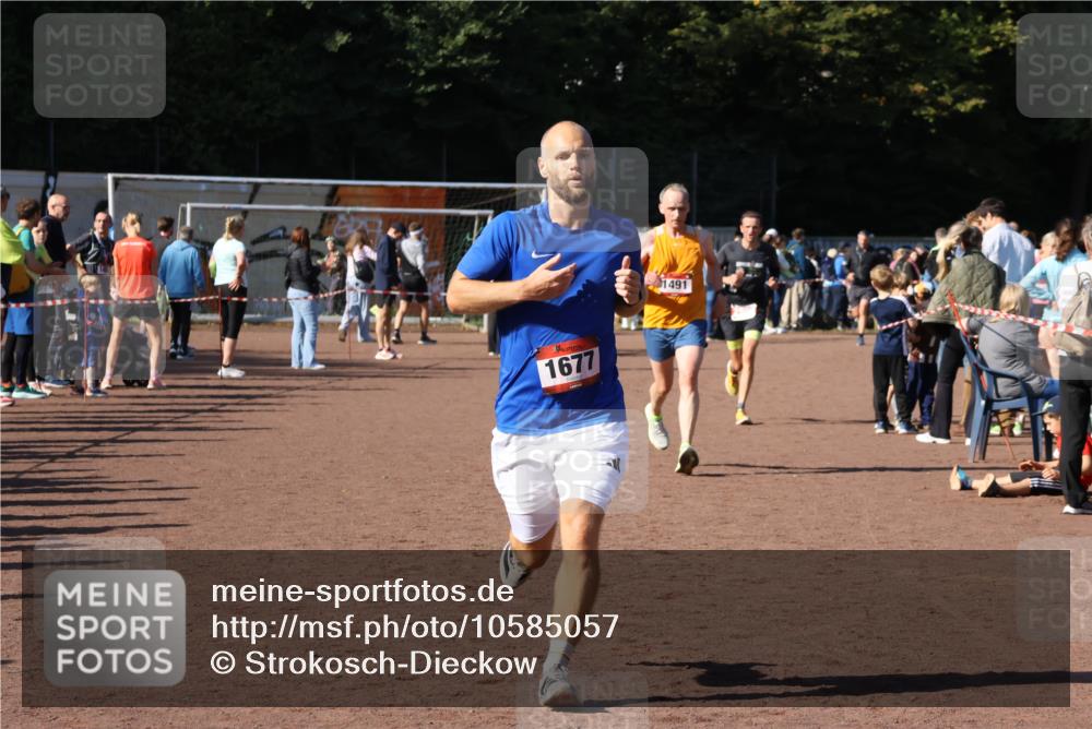 27.09.2026 - 35. Volkslauf durch das schöne Alstertal Strokosch-Dieckow http://msf.ph/oto/10585057 27.09.2026 11:48:29 Ziel 1491, 1677, 2438, 2980 meine-sportfotos.de