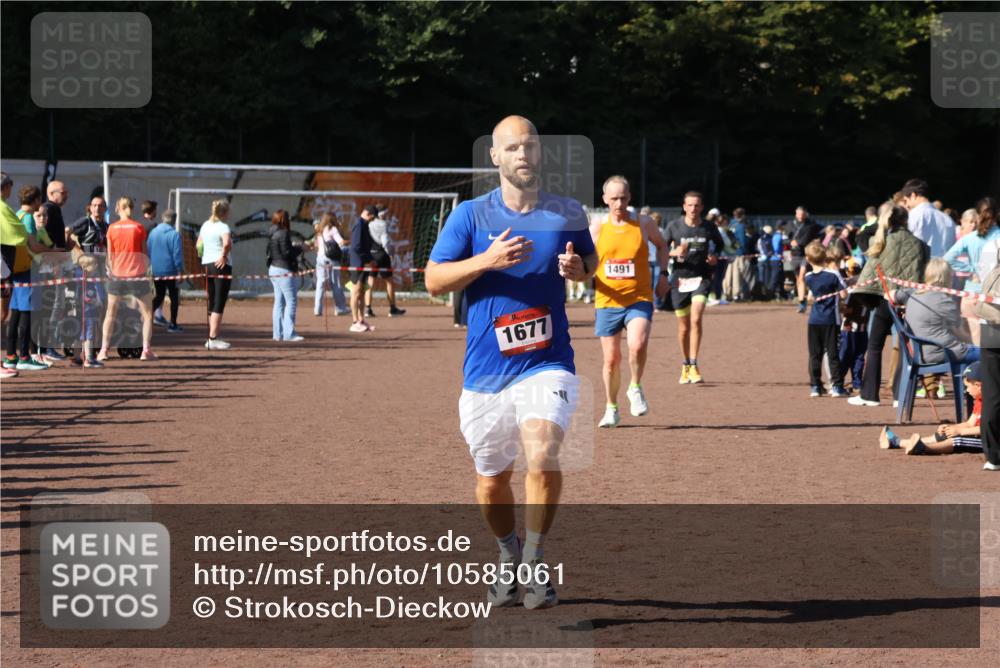 27.09.2026 - 35. Volkslauf durch das schöne Alstertal Strokosch-Dieckow http://msf.ph/oto/10585061 27.09.2026 11:48:29 Ziel 1491, 1677, 2438, 2980 meine-sportfotos.de
