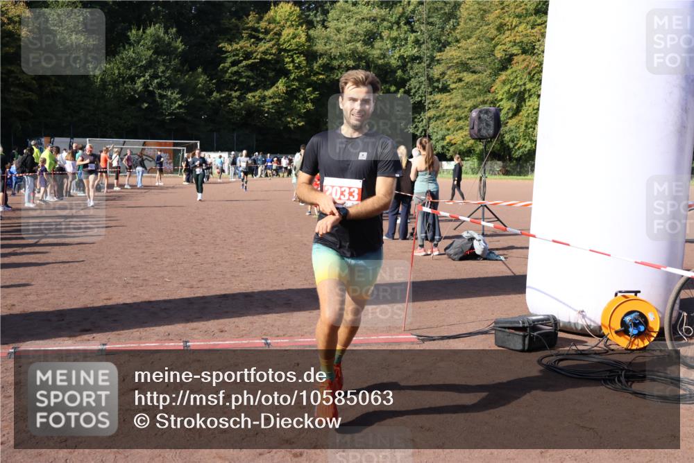 27.09.2026 - 35. Volkslauf durch das schöne Alstertal Strokosch-Dieckow http://msf.ph/oto/10585063 27.09.2026 11:49:53 Ziel 2033, 2422, 3156, 3223, 3238 meine-sportfotos.de