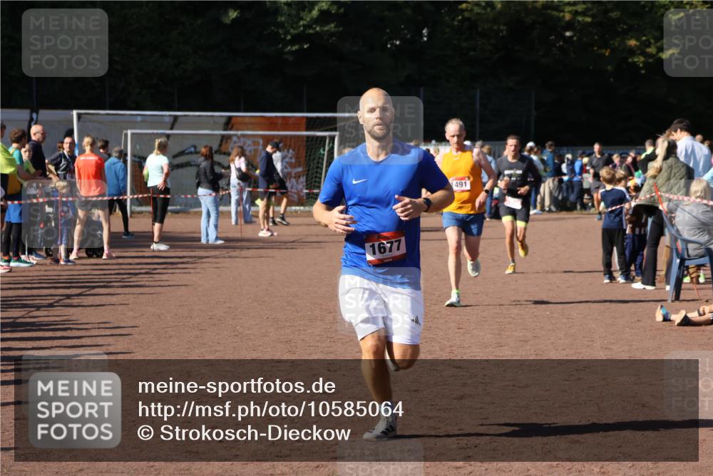 27.09.2026 - 35. Volkslauf durch das schöne Alstertal Strokosch-Dieckow http://msf.ph/oto/10585064 27.09.2026 11:48:29 Ziel 1491, 1677, 2438, 2980 meine-sportfotos.de