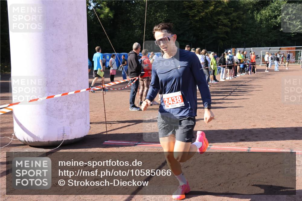 27.09.2026 - 35. Volkslauf durch das schöne Alstertal Strokosch-Dieckow http://msf.ph/oto/10585066 27.09.2026 11:48:26 Ziel 1491, 1677, 1701, 2438 meine-sportfotos.de