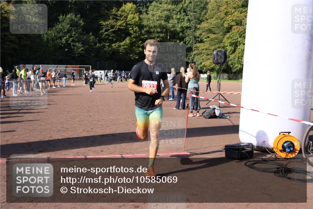 27.09.2026 - 35. Volkslauf durch das schöne Alstertal Strokosch-Dieckow http://msf.ph/oto/10585069 27.09.2026 11:49:53 Ziel 2033, 2422, 3156, 3223, 3238 meine-sportfotos.de