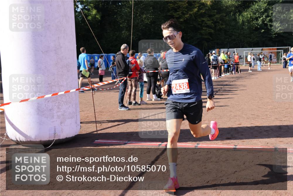 27.09.2026 - 35. Volkslauf durch das schöne Alstertal Strokosch-Dieckow http://msf.ph/oto/10585070 27.09.2026 11:48:26 Ziel 1491, 1677, 1701, 2438 meine-sportfotos.de