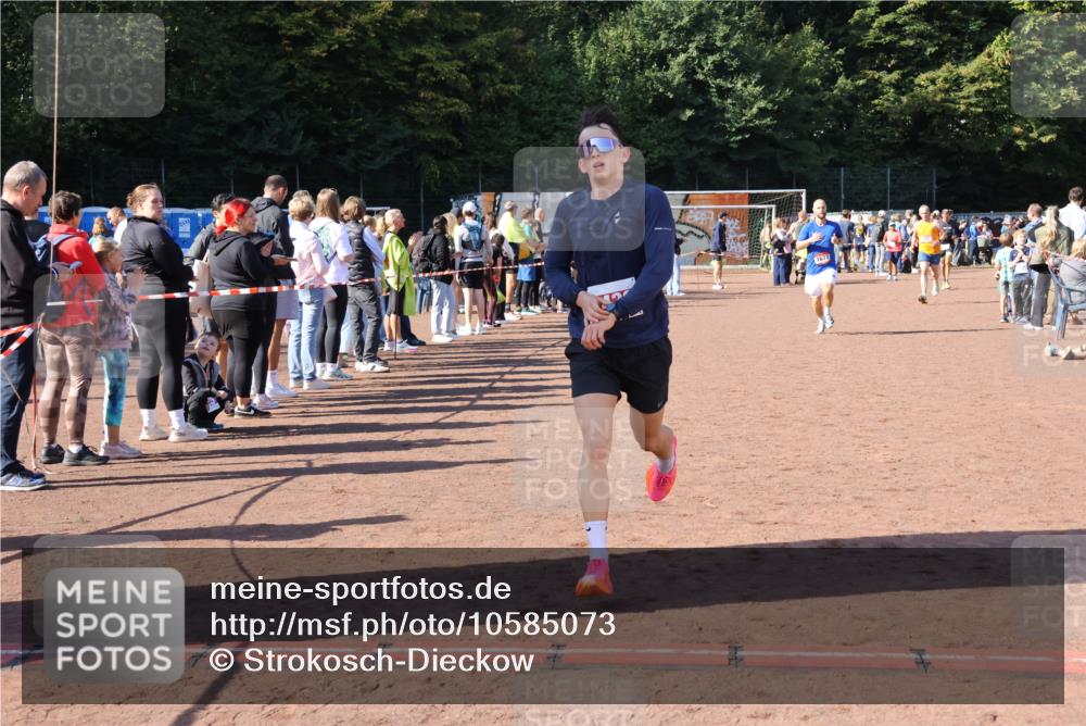 27.09.2026 - 35. Volkslauf durch das schöne Alstertal Strokosch-Dieckow http://msf.ph/oto/10585073 27.09.2026 11:48:25 Ziel 1491, 1677, 1701, 2438 meine-sportfotos.de