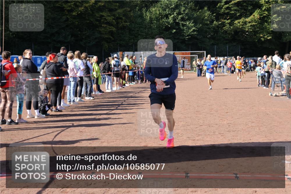 27.09.2026 - 35. Volkslauf durch das schöne Alstertal Strokosch-Dieckow http://msf.ph/oto/10585077 27.09.2026 11:48:25 Ziel 1491, 1677, 1701, 2438 meine-sportfotos.de