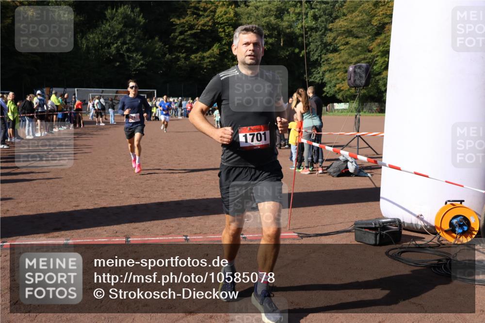 27.09.2026 - 35. Volkslauf durch das schöne Alstertal Strokosch-Dieckow http://msf.ph/oto/10585078 27.09.2026 11:48:24 Ziel 1677, 1701, 2438 meine-sportfotos.de
