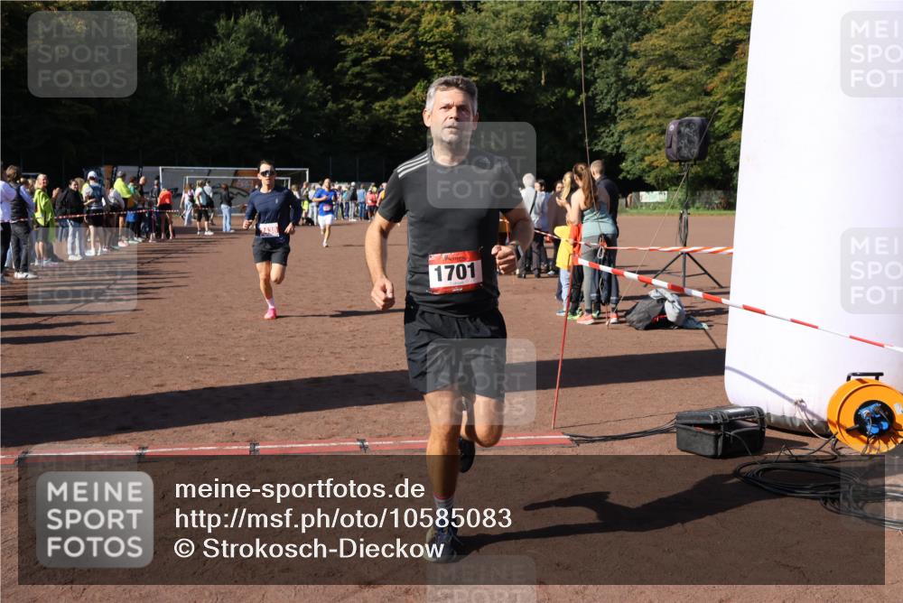 27.09.2026 - 35. Volkslauf durch das schöne Alstertal Strokosch-Dieckow http://msf.ph/oto/10585083 27.09.2026 11:48:24 Ziel 1677, 1701, 2438 meine-sportfotos.de