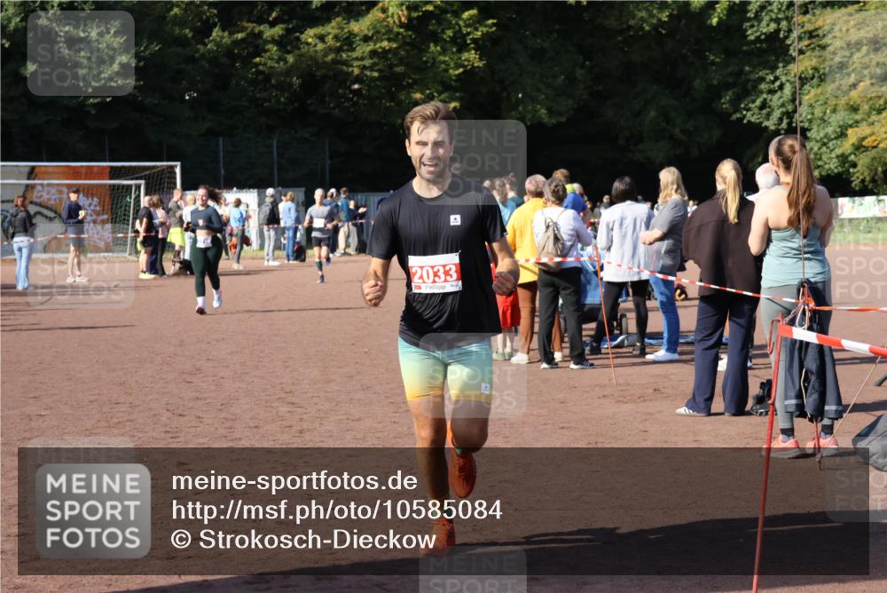 27.09.2026 - 35. Volkslauf durch das schöne Alstertal Strokosch-Dieckow http://msf.ph/oto/10585084 27.09.2026 11:49:52 Ziel 2033, 2422, 3156, 3223 meine-sportfotos.de