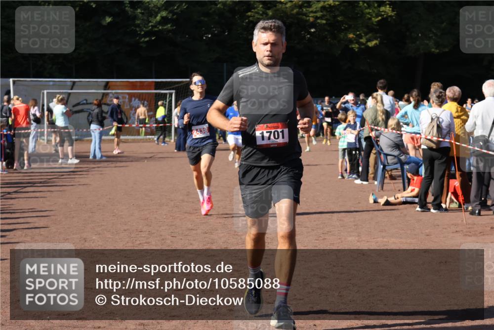 27.09.2026 - 35. Volkslauf durch das schöne Alstertal Strokosch-Dieckow http://msf.ph/oto/10585088 27.09.2026 11:48:23 Ziel 1677, 1701, 2438 meine-sportfotos.de