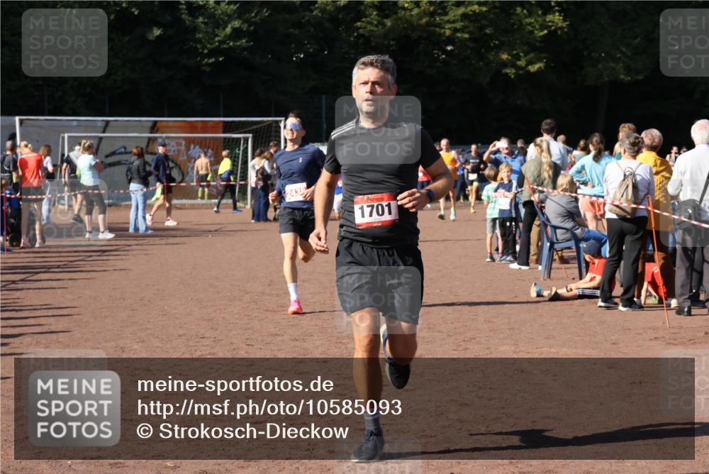 27.09.2026 - 35. Volkslauf durch das schöne Alstertal Strokosch-Dieckow http://msf.ph/oto/10585093 27.09.2026 11:48:23 Ziel 1677, 1701, 2438 meine-sportfotos.de