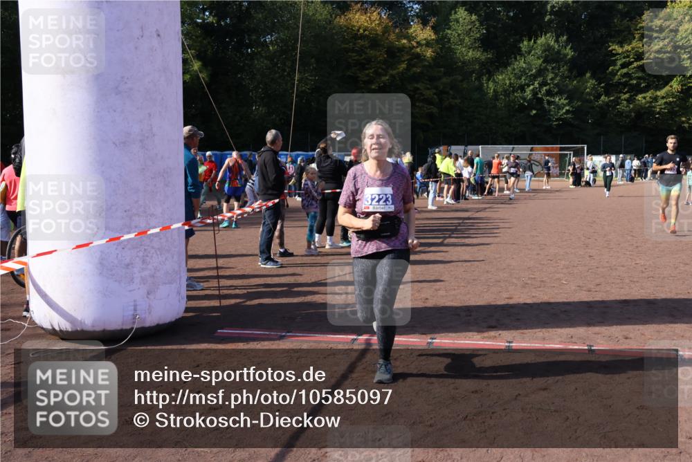 27.09.2026 - 35. Volkslauf durch das schöne Alstertal Strokosch-Dieckow http://msf.ph/oto/10585097 27.09.2026 11:49:50 Ziel 1506, 2033, 3223 meine-sportfotos.de
