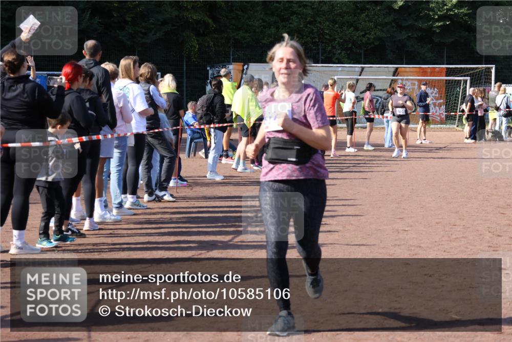 27.09.2026 - 35. Volkslauf durch das schöne Alstertal Strokosch-Dieckow http://msf.ph/oto/10585106 27.09.2026 11:49:49 Ziel 1506, 2033, 3223 meine-sportfotos.de