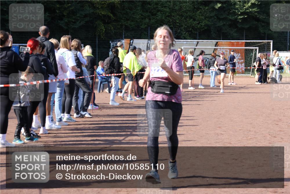 27.09.2026 - 35. Volkslauf durch das schöne Alstertal Strokosch-Dieckow http://msf.ph/oto/10585110 27.09.2026 11:49:49 Ziel 1506, 2033, 3223 meine-sportfotos.de