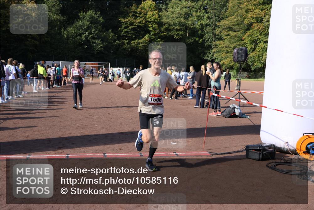 27.09.2026 - 35. Volkslauf durch das schöne Alstertal Strokosch-Dieckow http://msf.ph/oto/10585116 27.09.2026 11:49:48 Ziel 1506, 2033, 3223 meine-sportfotos.de