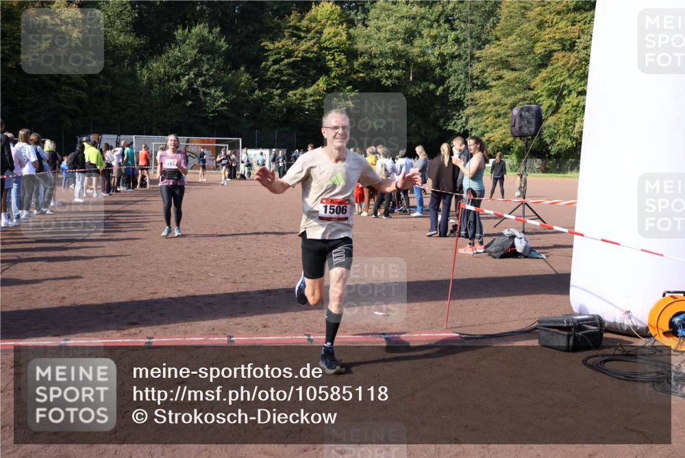 27.09.2026 - 35. Volkslauf durch das schöne Alstertal Strokosch-Dieckow http://msf.ph/oto/10585118 27.09.2026 11:49:47 Ziel 1506, 2033, 3223 meine-sportfotos.de
