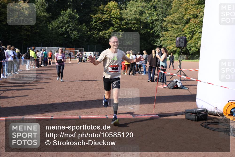 27.09.2026 - 35. Volkslauf durch das schöne Alstertal Strokosch-Dieckow http://msf.ph/oto/10585120 27.09.2026 11:49:47 Ziel 1506, 2033, 3223 meine-sportfotos.de