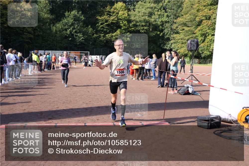 27.09.2026 - 35. Volkslauf durch das schöne Alstertal Strokosch-Dieckow http://msf.ph/oto/10585123 27.09.2026 11:49:47 Ziel 1506, 2033, 3223 meine-sportfotos.de