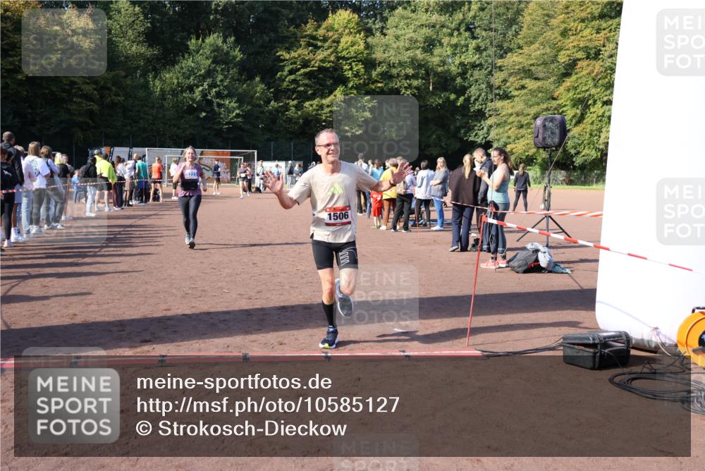 27.09.2026 - 35. Volkslauf durch das schöne Alstertal Strokosch-Dieckow http://msf.ph/oto/10585127 27.09.2026 11:49:47 Ziel 1506, 2033, 3223 meine-sportfotos.de