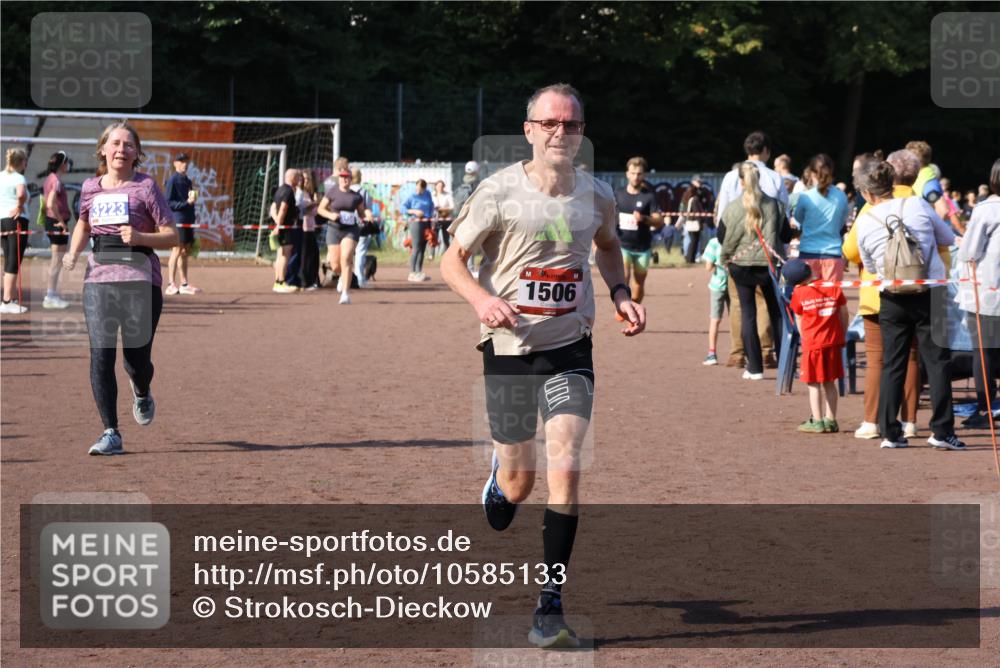 27.09.2026 - 35. Volkslauf durch das schöne Alstertal Strokosch-Dieckow http://msf.ph/oto/10585133 27.09.2026 11:49:46 Ziel 1506, 2033, 3223 meine-sportfotos.de
