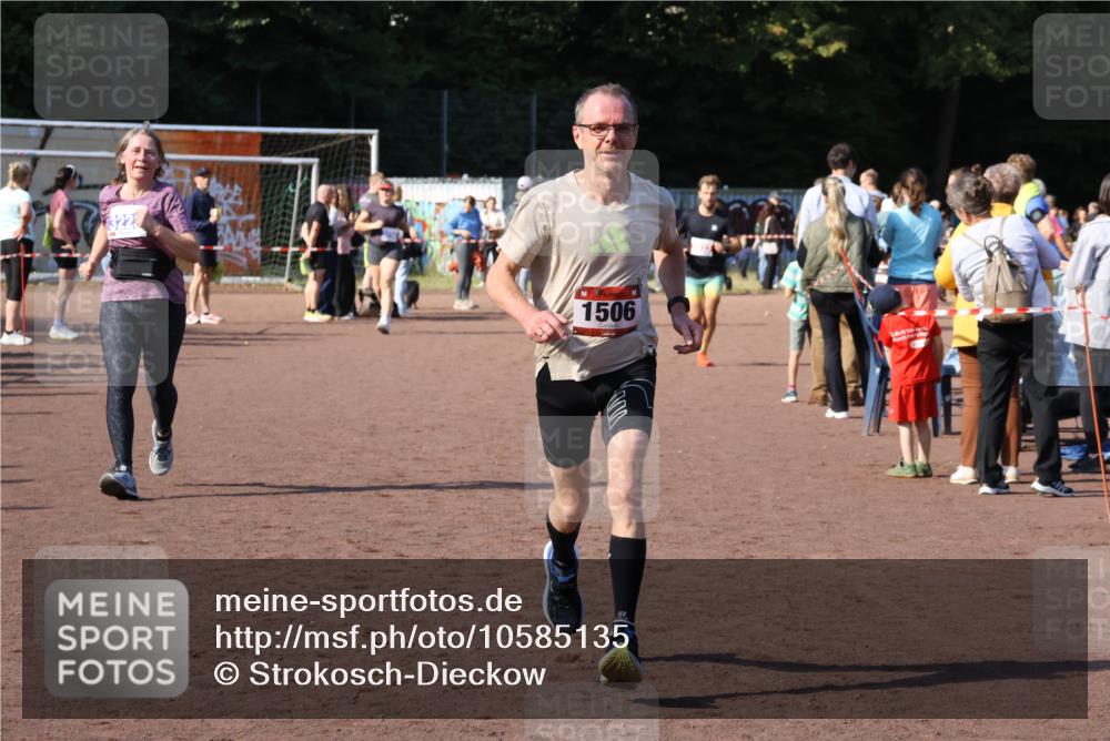 27.09.2026 - 35. Volkslauf durch das schöne Alstertal Strokosch-Dieckow http://msf.ph/oto/10585135 27.09.2026 11:49:46 Ziel 1506, 2033, 3223 meine-sportfotos.de