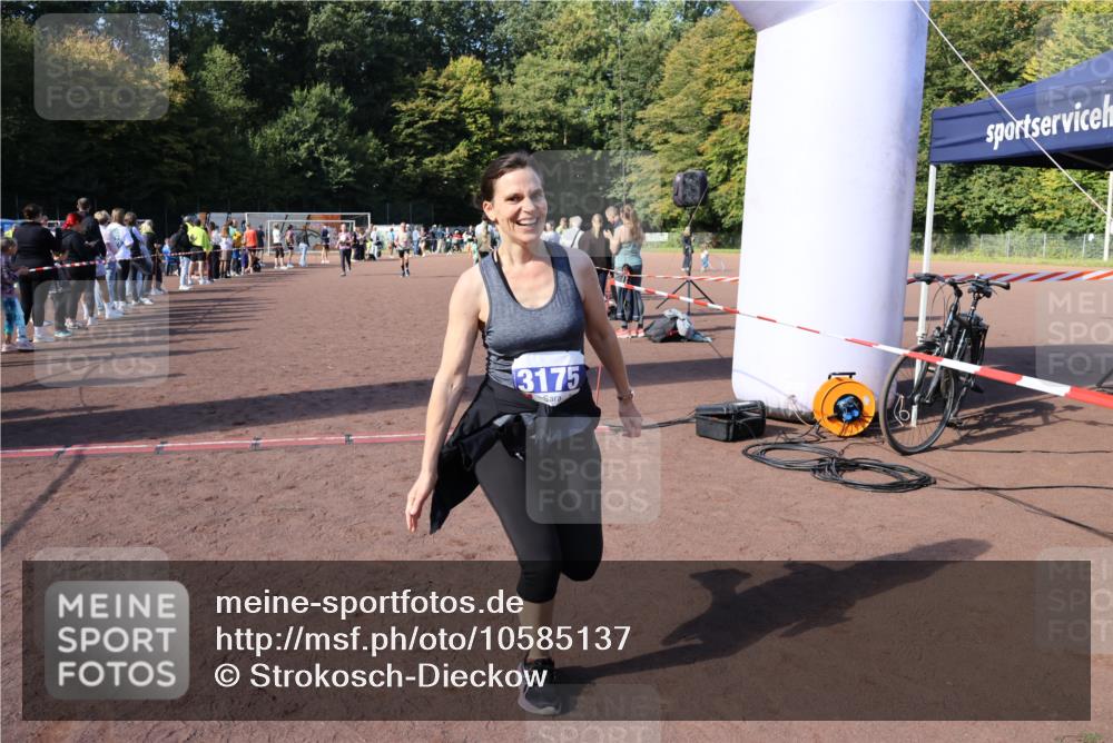 27.09.2026 - 35. Volkslauf durch das schöne Alstertal Strokosch-Dieckow http://msf.ph/oto/10585137 27.09.2026 11:49:42 Ziel 1506, 3175, 3223 meine-sportfotos.de