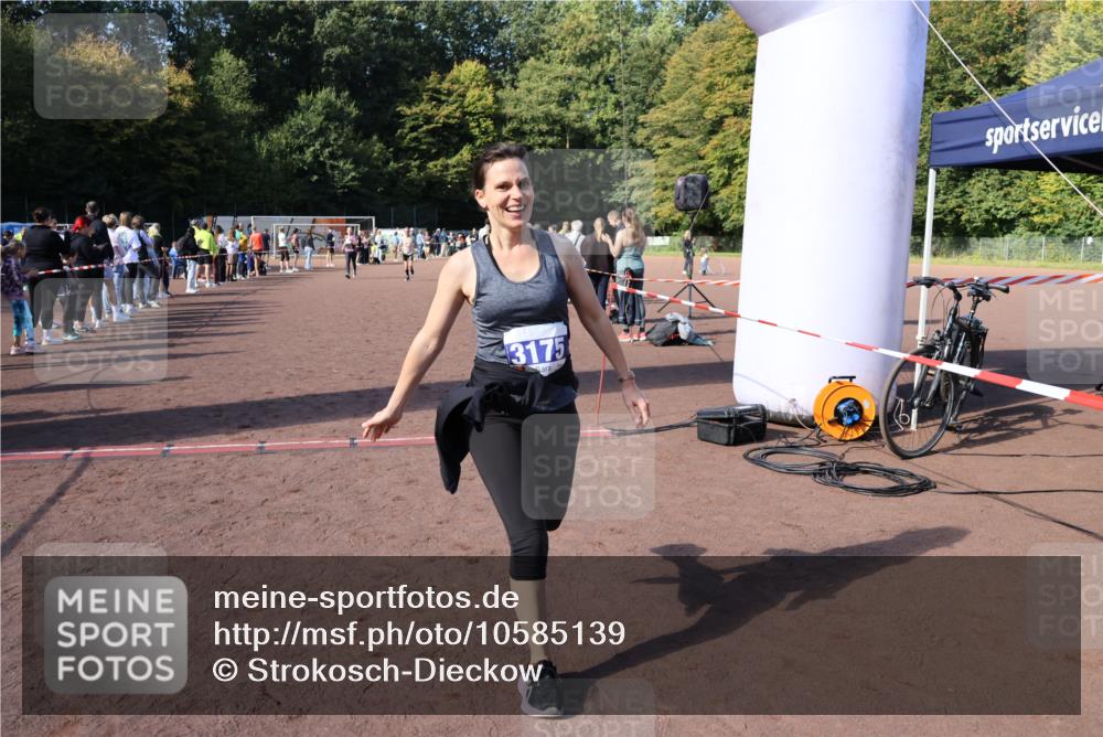 27.09.2026 - 35. Volkslauf durch das schöne Alstertal Strokosch-Dieckow http://msf.ph/oto/10585139 27.09.2026 11:49:41 Ziel 1506, 3175, 3223 meine-sportfotos.de