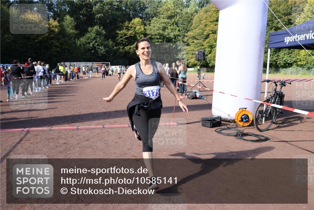 27.09.2026 - 35. Volkslauf durch das schöne Alstertal Strokosch-Dieckow http://msf.ph/oto/10585141 27.09.2026 11:49:41 Ziel 1506, 3175, 3223 meine-sportfotos.de