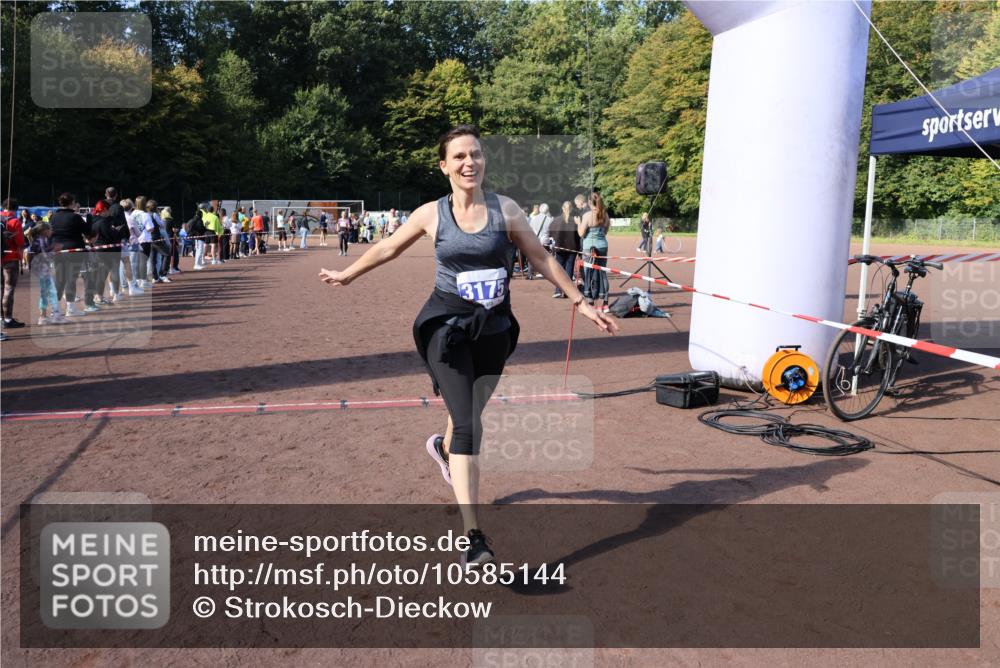 27.09.2026 - 35. Volkslauf durch das schöne Alstertal Strokosch-Dieckow http://msf.ph/oto/10585144 27.09.2026 11:49:41 Ziel 1506, 3175, 3223 meine-sportfotos.de