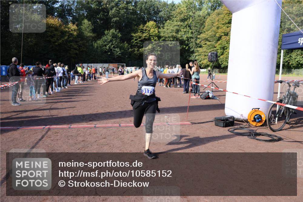 27.09.2026 - 35. Volkslauf durch das schöne Alstertal Strokosch-Dieckow http://msf.ph/oto/10585152 27.09.2026 11:49:41 Ziel 1506, 3175, 3223 meine-sportfotos.de