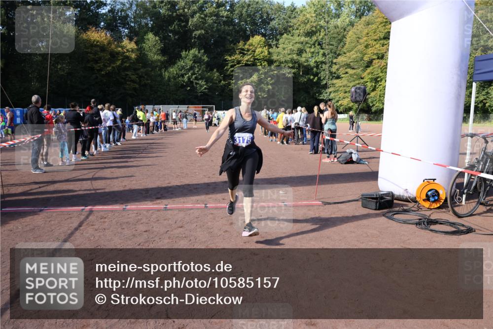 27.09.2026 - 35. Volkslauf durch das schöne Alstertal Strokosch-Dieckow http://msf.ph/oto/10585157 27.09.2026 11:49:41 Ziel 1506, 3175, 3223 meine-sportfotos.de