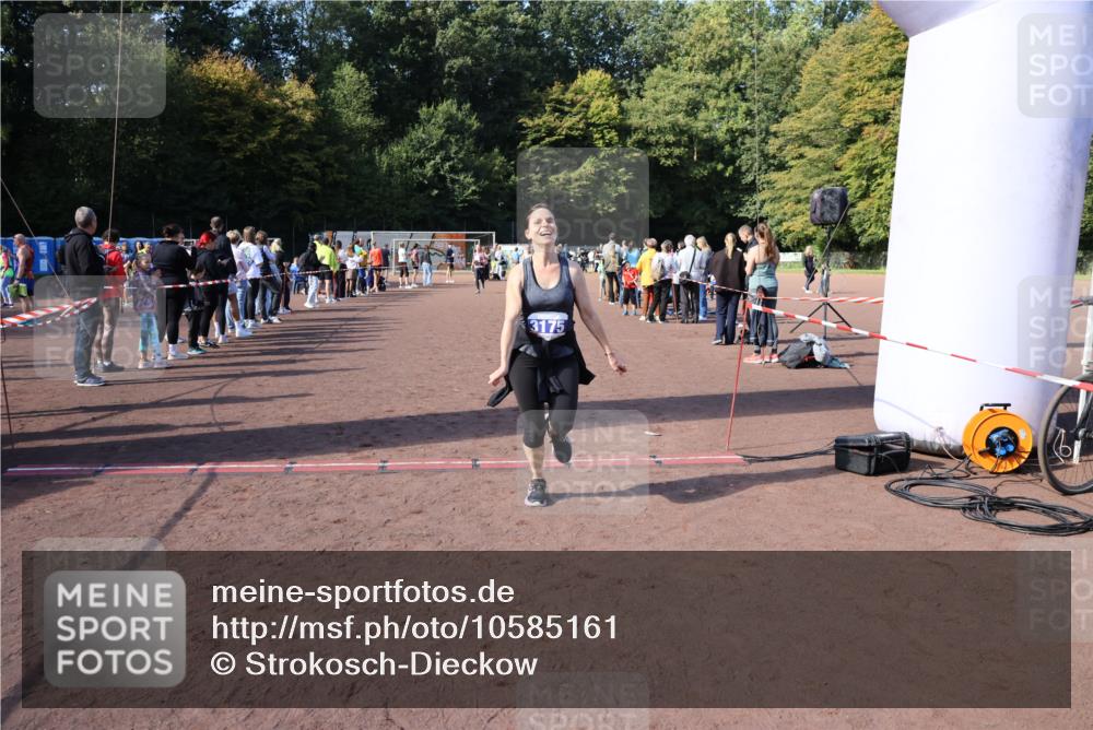 27.09.2026 - 35. Volkslauf durch das schöne Alstertal Strokosch-Dieckow http://msf.ph/oto/10585161 27.09.2026 11:49:41 Ziel 1506, 3175, 3223 meine-sportfotos.de