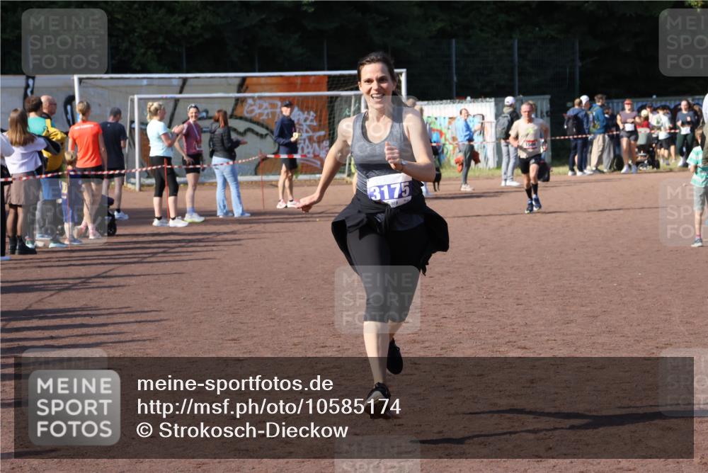 27.09.2026 - 35. Volkslauf durch das schöne Alstertal Strokosch-Dieckow http://msf.ph/oto/10585174 27.09.2026 11:49:39 Ziel 1506, 3175 meine-sportfotos.de