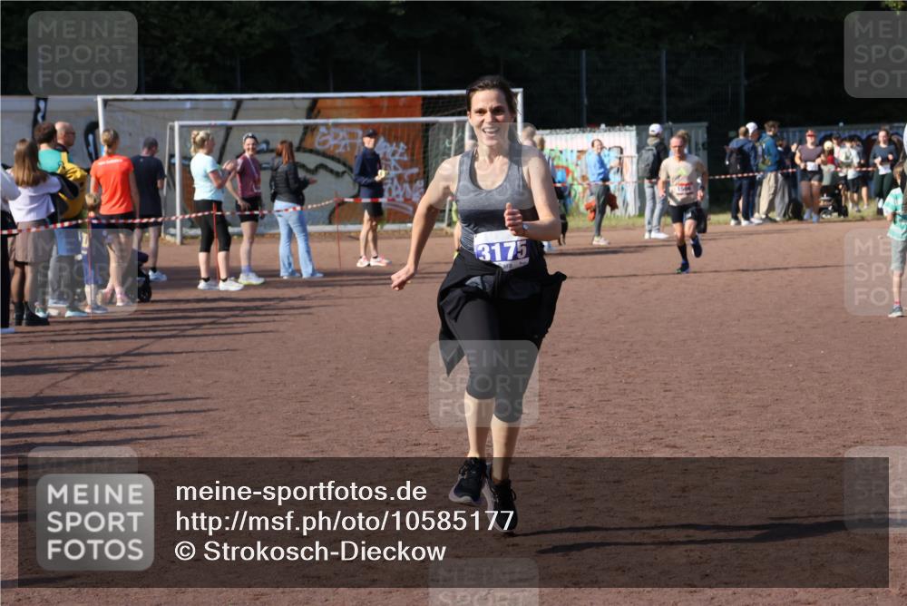 27.09.2026 - 35. Volkslauf durch das schöne Alstertal Strokosch-Dieckow http://msf.ph/oto/10585177 27.09.2026 11:49:39 Ziel 1506, 3175 meine-sportfotos.de