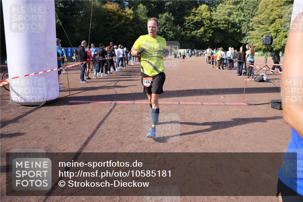 27.09.2026 - 35. Volkslauf durch das schöne Alstertal Strokosch-Dieckow http://msf.ph/oto/10585181 27.09.2026 11:49:33 Ziel 1487, 1493, 2363, 3175 meine-sportfotos.de