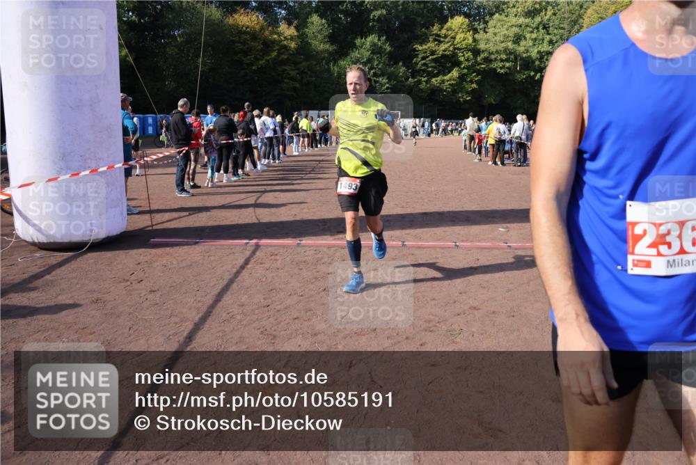 27.09.2026 - 35. Volkslauf durch das schöne Alstertal Strokosch-Dieckow http://msf.ph/oto/10585191 27.09.2026 11:49:33 Ziel 1487, 1493, 2363, 3175 meine-sportfotos.de