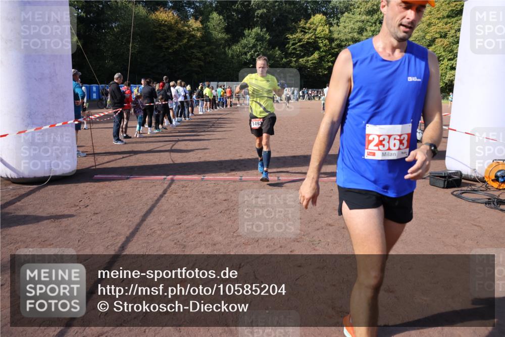 27.09.2026 - 35. Volkslauf durch das schöne Alstertal Strokosch-Dieckow http://msf.ph/oto/10585204 27.09.2026 11:49:33 Ziel 1487, 1493, 2363, 3175 meine-sportfotos.de