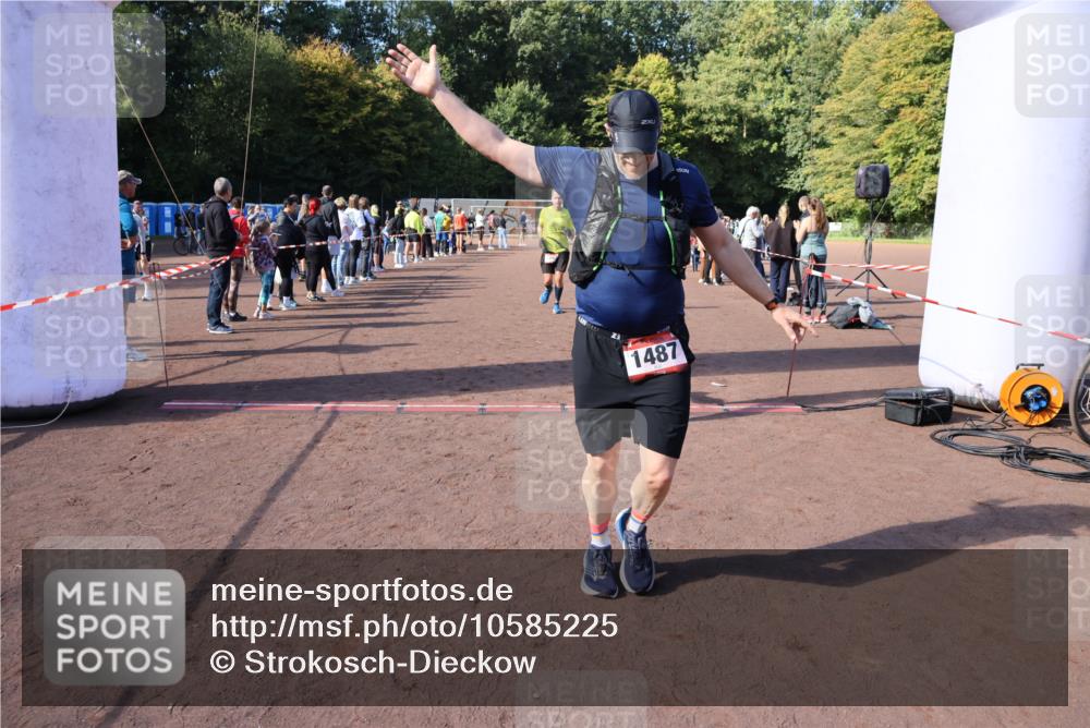 27.09.2026 - 35. Volkslauf durch das schöne Alstertal Strokosch-Dieckow http://msf.ph/oto/10585225 27.09.2026 11:49:31 Ziel 1487, 1493, 2363, 3248 meine-sportfotos.de