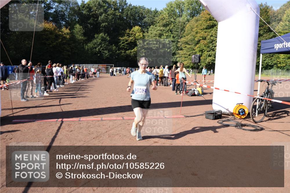 27.09.2026 - 35. Volkslauf durch das schöne Alstertal Strokosch-Dieckow http://msf.ph/oto/10585226 27.09.2026 11:47:34 Ziel 3962 meine-sportfotos.de