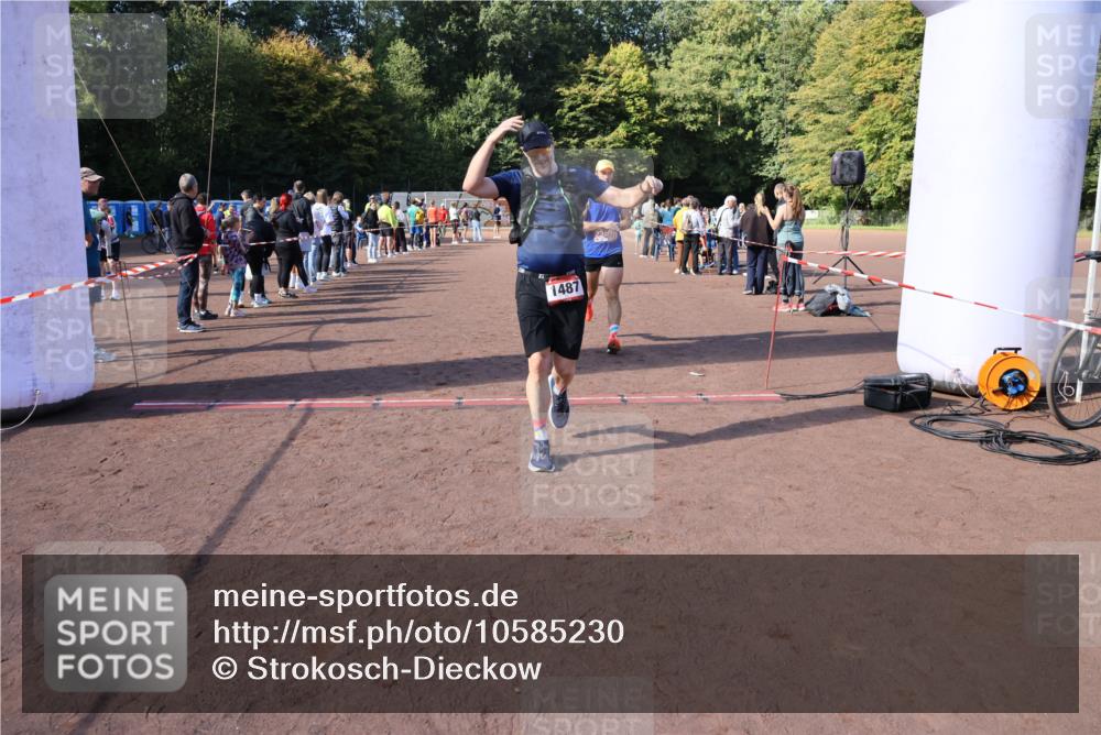 27.09.2026 - 35. Volkslauf durch das schöne Alstertal Strokosch-Dieckow http://msf.ph/oto/10585230 27.09.2026 11:49:30 Ziel 1009, 1487, 1493, 2363, 3248 meine-sportfotos.de