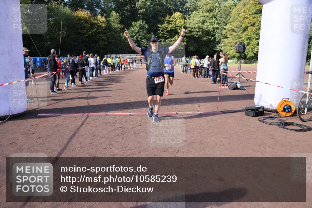 27.09.2026 - 35. Volkslauf durch das schöne Alstertal Strokosch-Dieckow http://msf.ph/oto/10585239 27.09.2026 11:49:30 Ziel 1009, 1487, 1493, 2363, 3248 meine-sportfotos.de