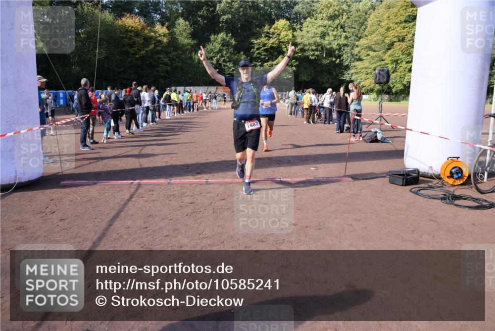 27.09.2026 - 35. Volkslauf durch das schöne Alstertal Strokosch-Dieckow http://msf.ph/oto/10585241 27.09.2026 11:49:30 Ziel 1009, 1487, 1493, 2363, 3248 meine-sportfotos.de